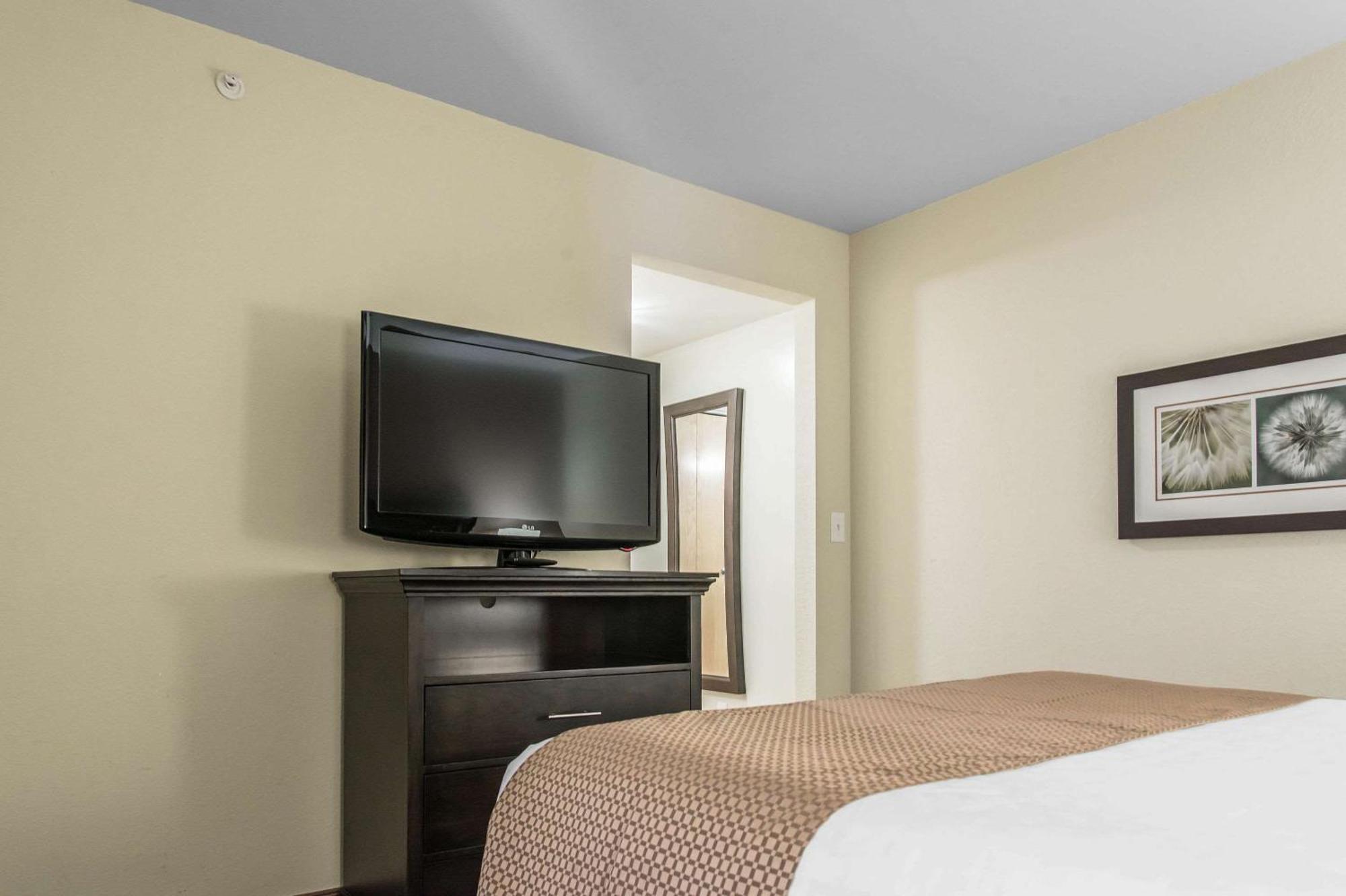 Mainstay Suites Winnipeg Exterior photo